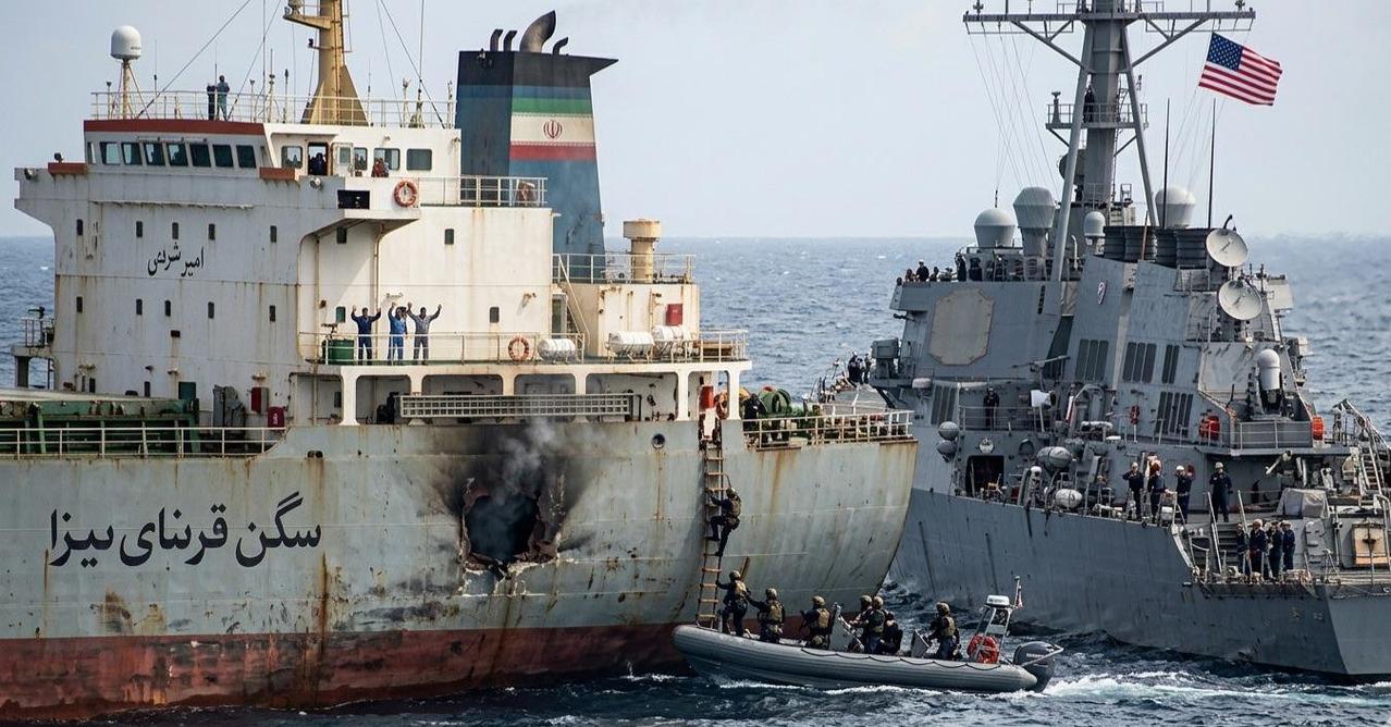 海盗袭击伊朗民用货船，炸穿船体并劫持该船。
YourAnonNews 报道称，2