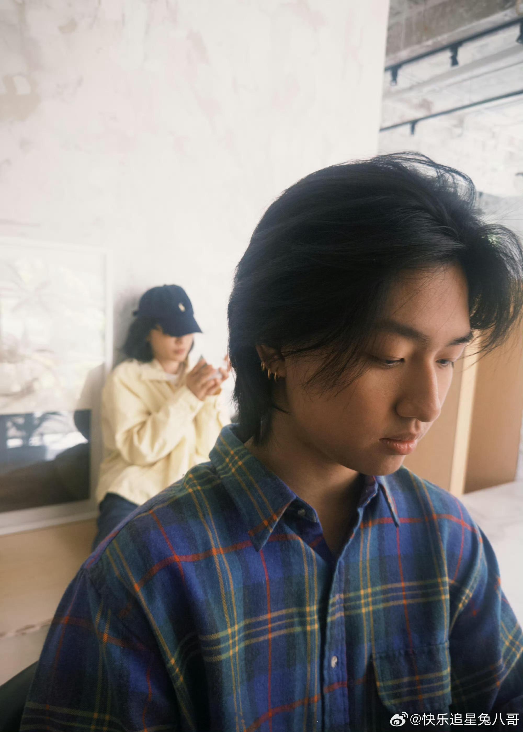 白百何陪大儿子理发白百何大儿子侧颜 白百何陪大儿子理发，元宝变帅了 