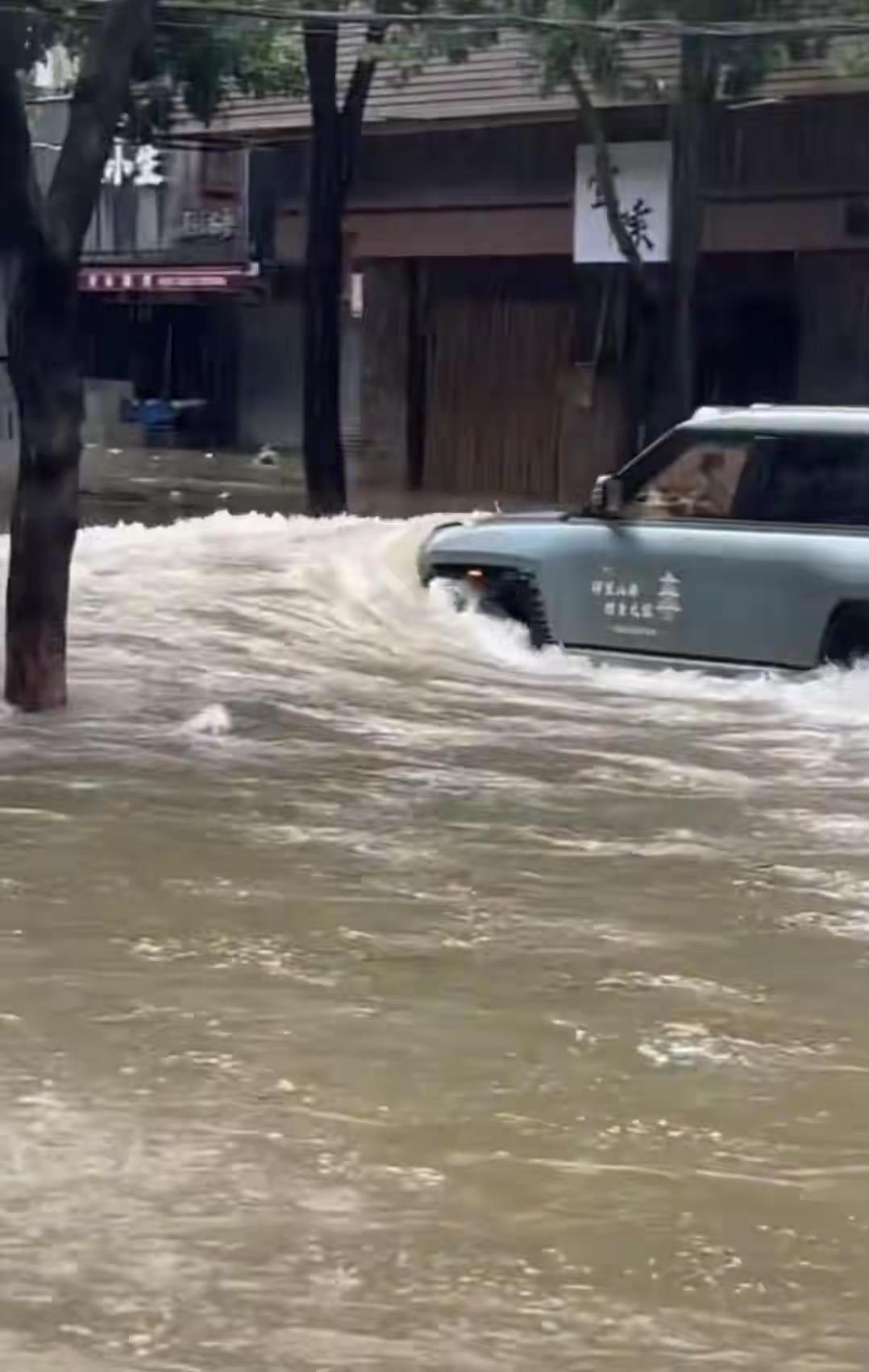 台风天本就危险，珠海这司机却在积水路段来回“玩水造浪”，把临街店铺的玻璃和卷闸门