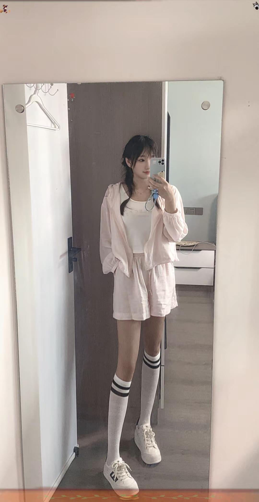 没有完美的人 你喜欢她 她就完美对镜拍穿搭 松弛感穿搭yyds
