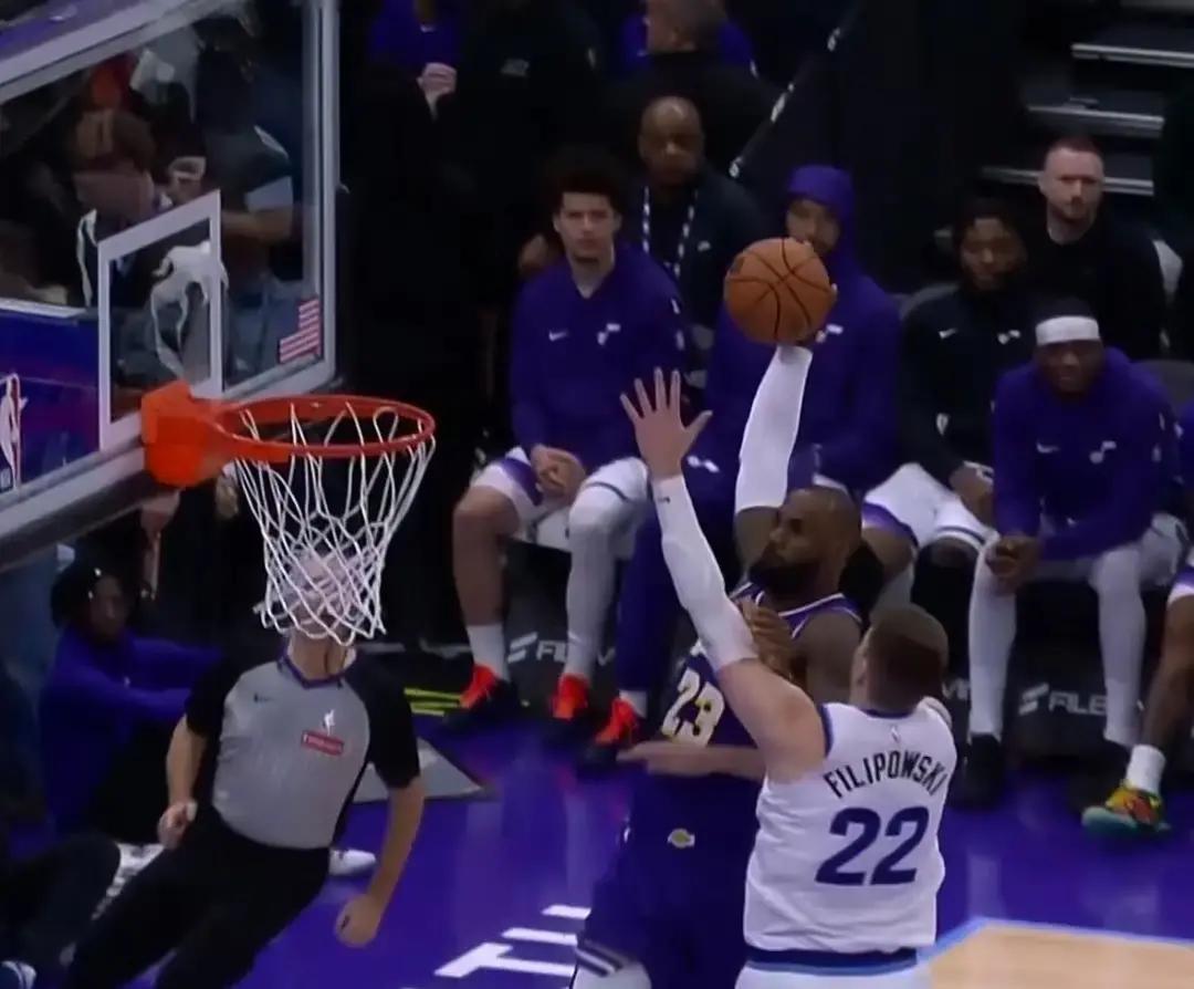 马尔卡宁说，勒布朗已经41岁了，但他的表现一点都没有变，依然在扣篮、拿准三双，完