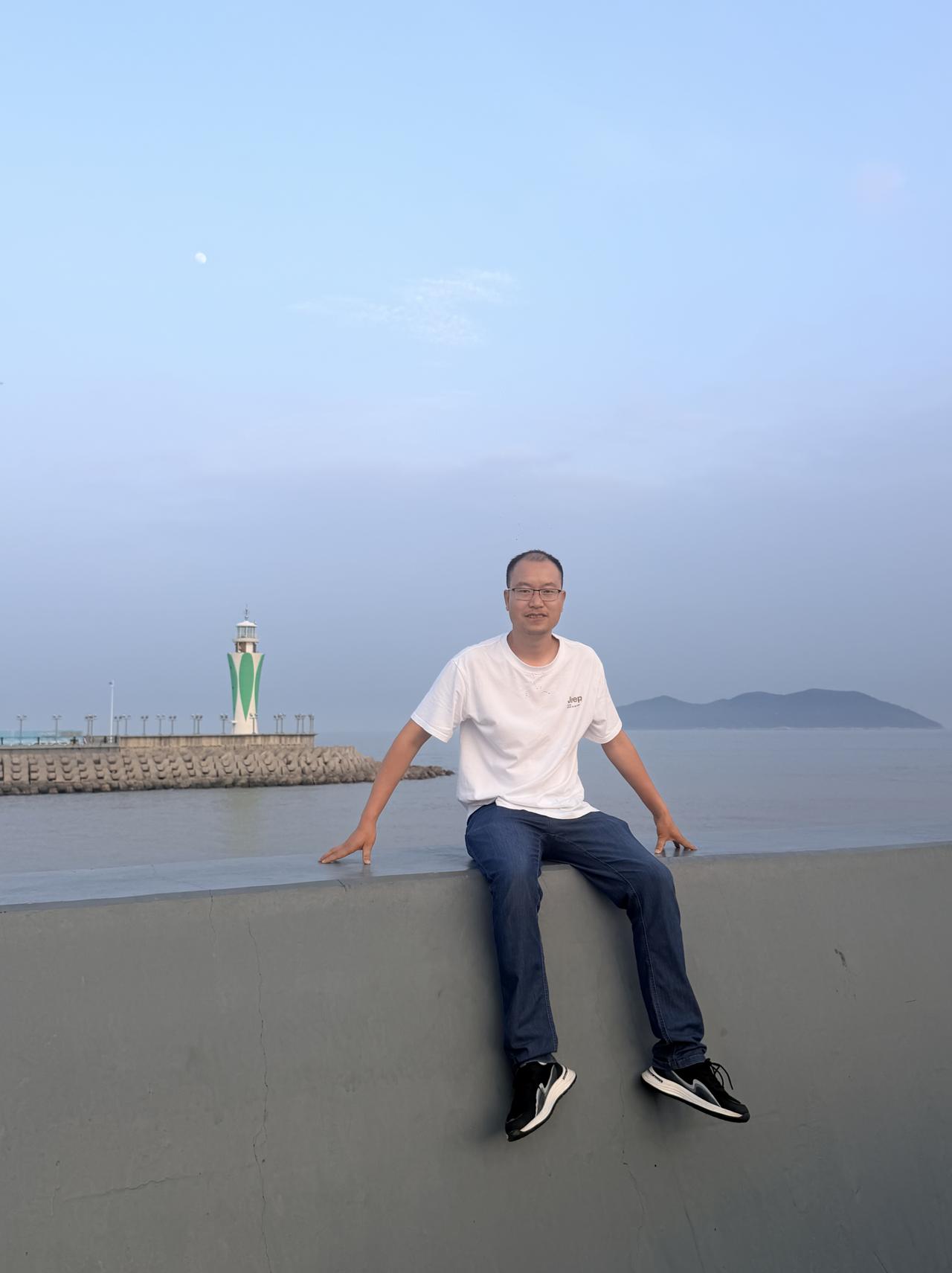 当一个人真正走进广袤的自然，站在风云变幻的旷野之中，那些依靠外在物件堆砌出来的“