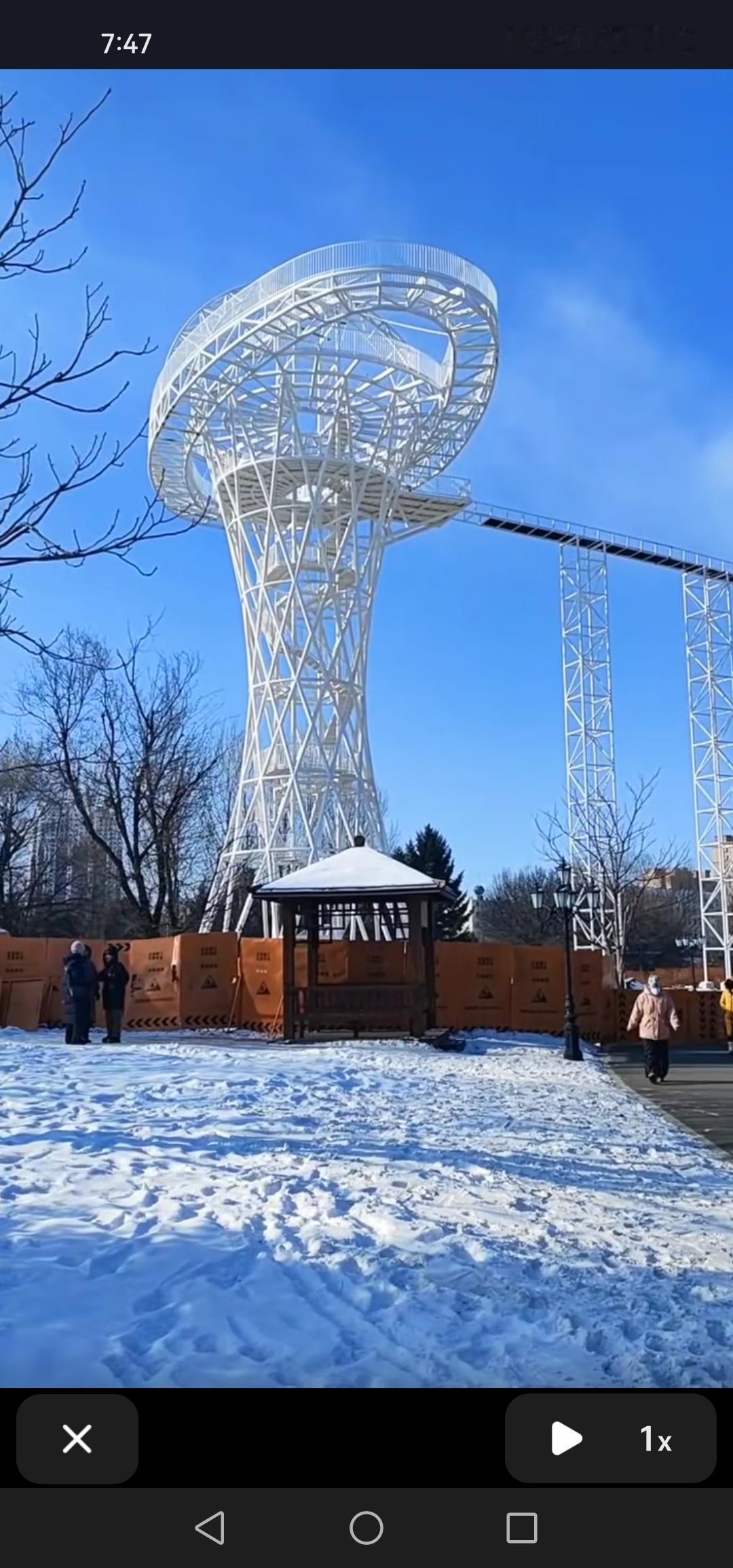 吉林市江北公园游乐场新增了一个大型游乐设施，看上去还挺不错。

吉林市江北公园的