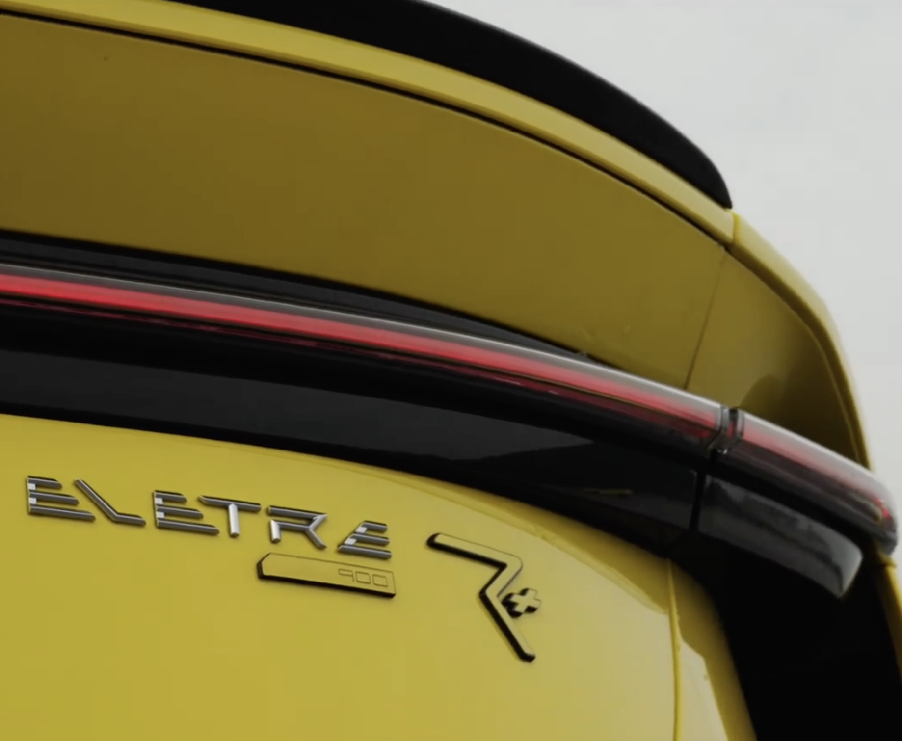 飞坡测试戳破豪华SUV滤镜大家一定刷到过各种各样的车辆过飞坡的视频，有的直接磕底