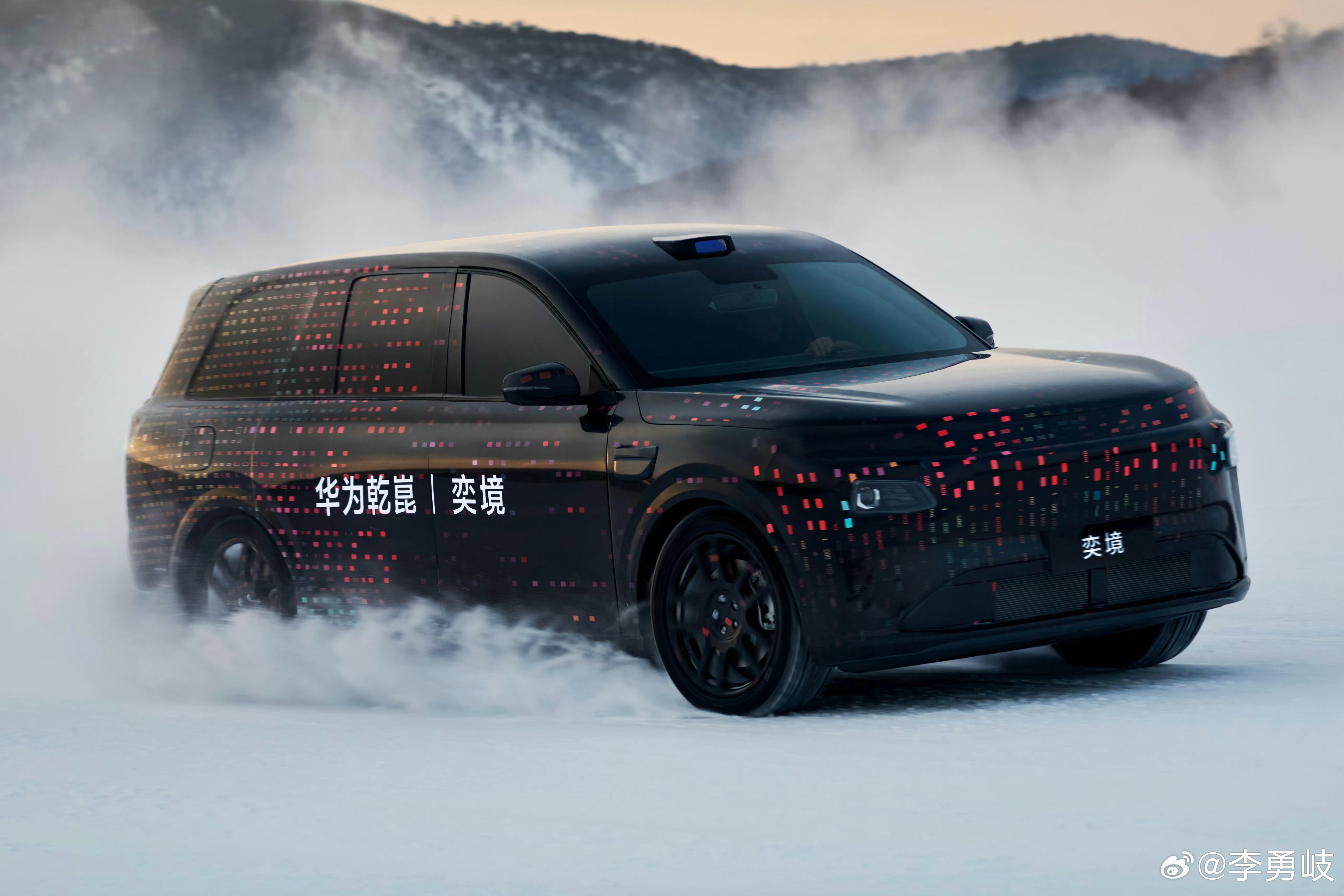 奕境内部的一则聊天记录曝光，其大六座SUV将搭载尊界S800同款的896线激光雷