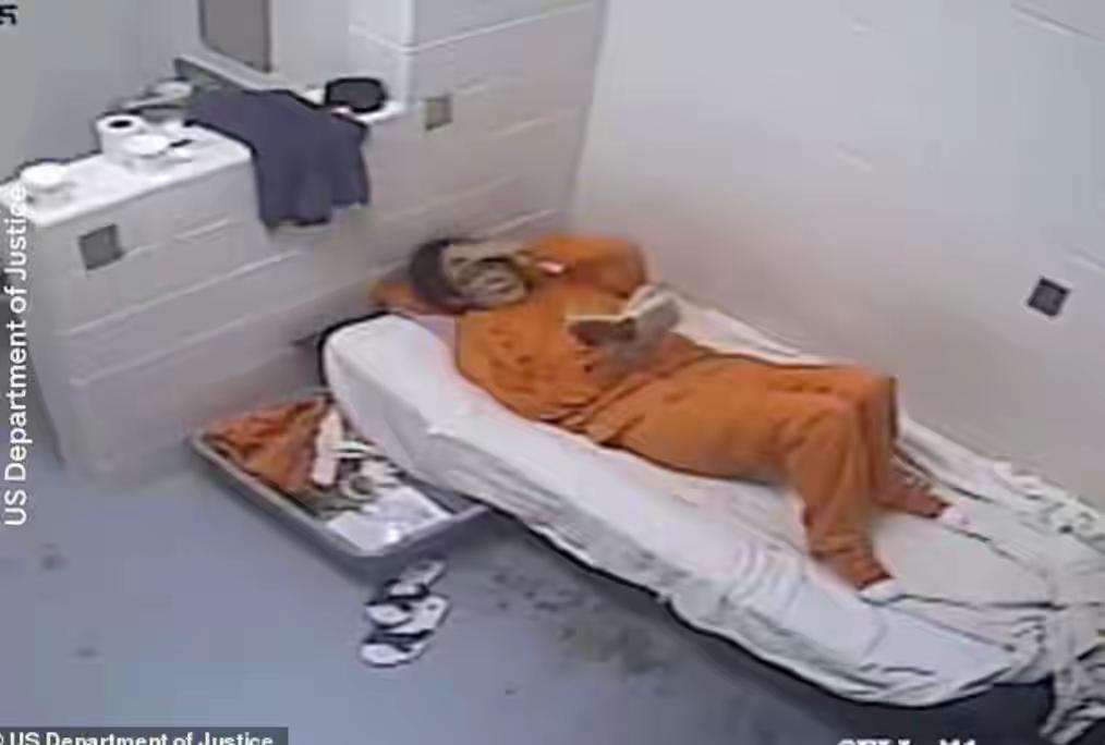 350万页文件白公布！爱泼斯坦之死，撕开美国最不堪的真相
 
350万页爱泼斯坦