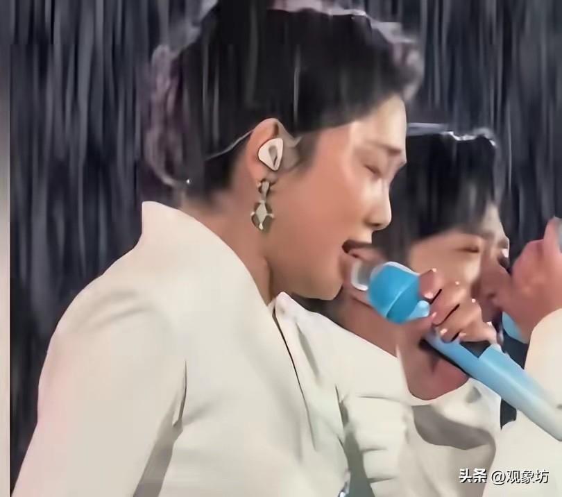 看到玲花骂骂咧咧扔掉雨伞，终于明白了为啥那么多组合内讧、解散，凤凰传奇却能在一起