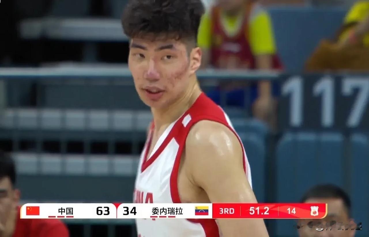 中国男篮热身赛余嘉豪涨球明显！！！王俊杰表现可圈可点。余嘉豪通过在夏季训练，身体