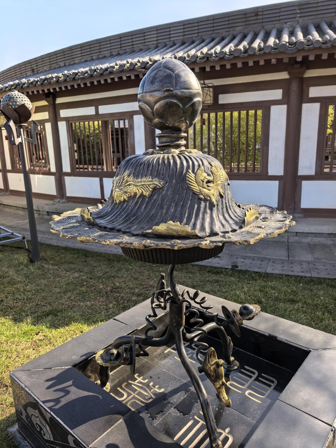 大唐芙蓉园这尊放大八倍的蕾纽摩羯纹三足架银盐台仿制品，虽为今人所铸，却仍流淌着大