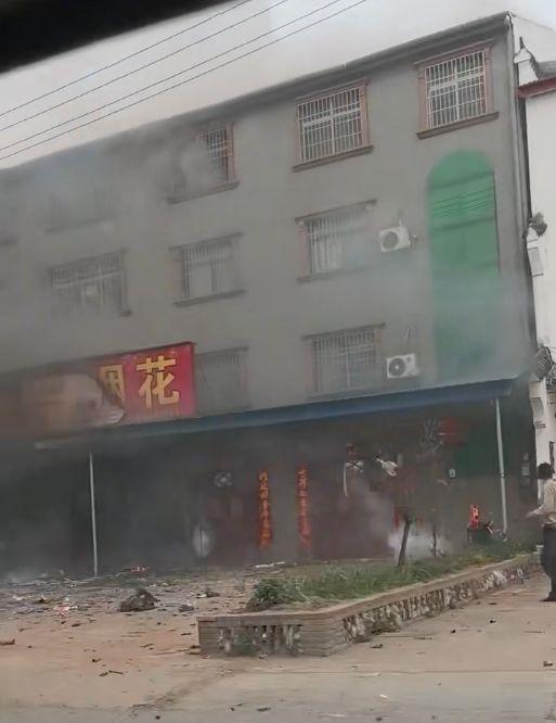 烟花爆竹本身就是危险物品，应该禁止个体从事经营烟花爆竹行为，因为个体经营过程中可