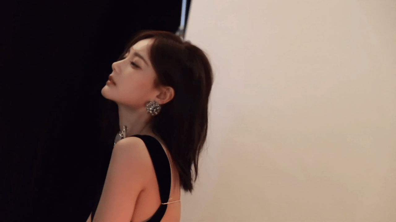 可爱晕了 🍎+🐶的时尚度素满分！！李一桐带着狗狗一起上杂志了 被美晕+可爱晕