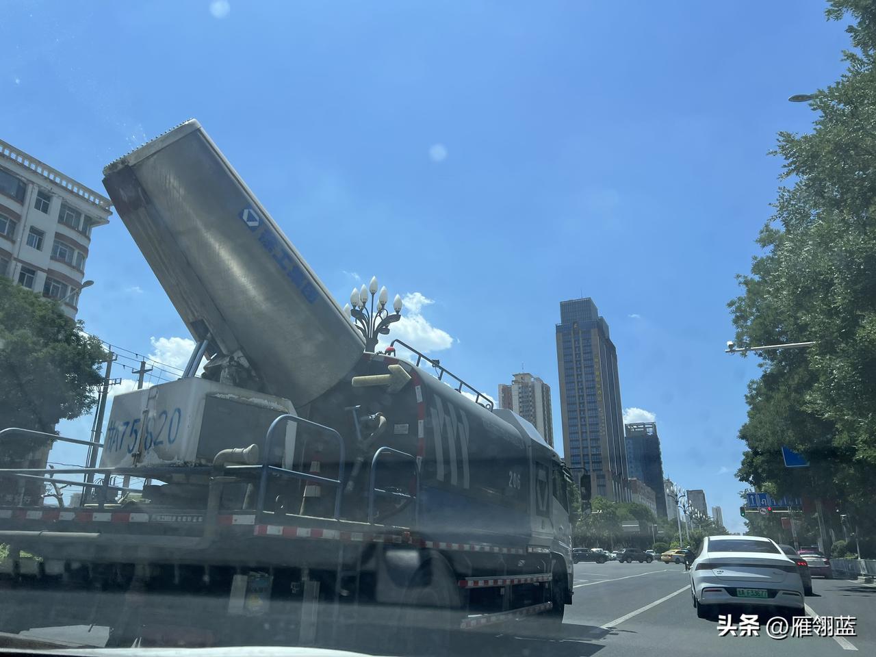 兰州的喷水高射炮，你们有吗？

兰州这两天中午的时候温度很高，相关部门出动了这样