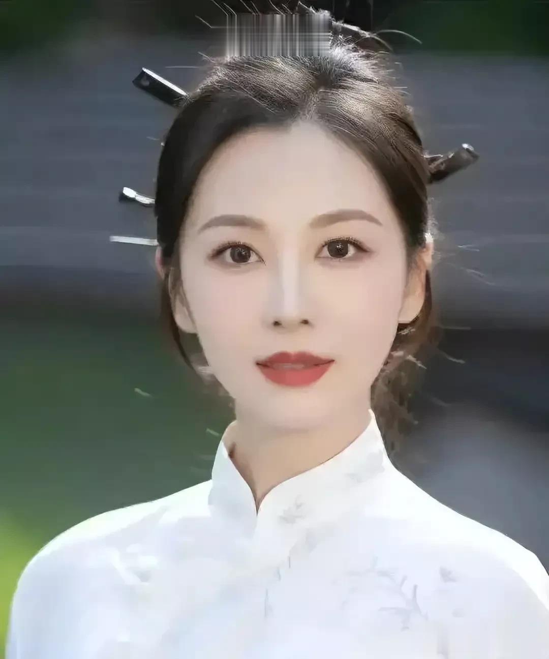 “百变女神”夏姐，时而淑女形象，时而古典美。上班时是白领，下班后带上假发套后顿时