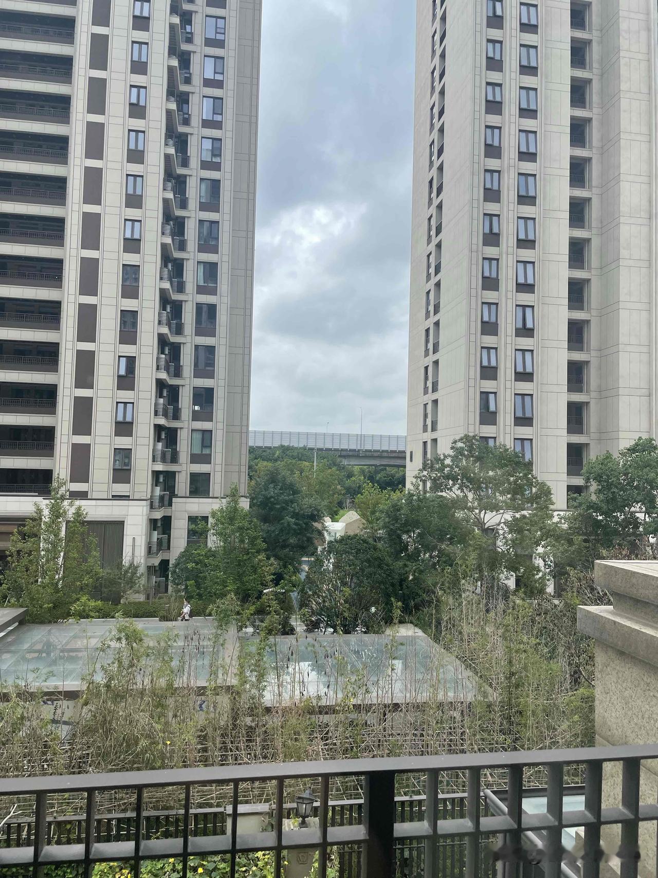 都说大都市好，但好的同时也有利有弊！

昨天下午从医院出来，女儿叫了个车回家，顺