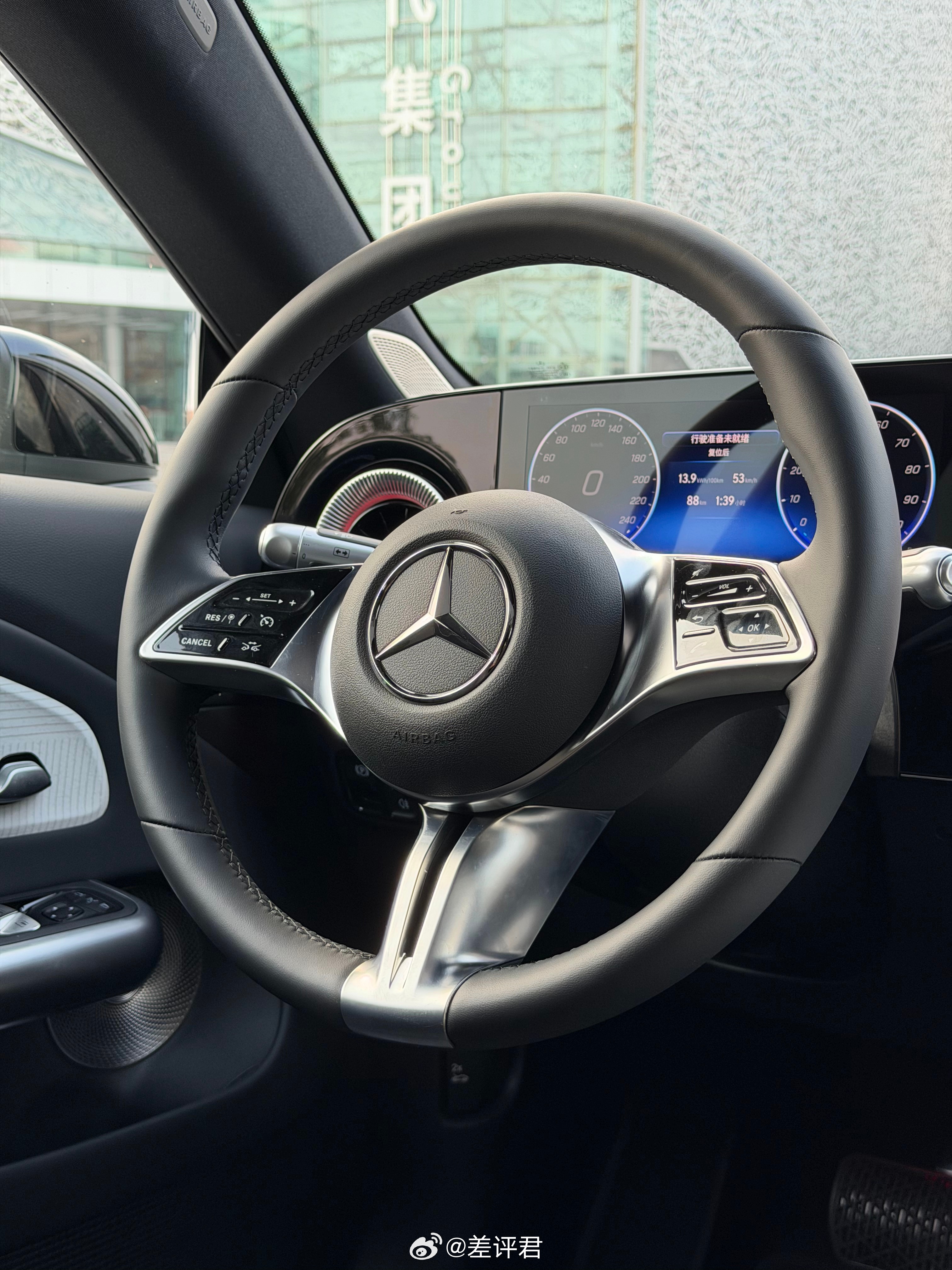 #差评说车# 今天受邀来开全新纯电 CLA 300L，先说这车的价格——28.8