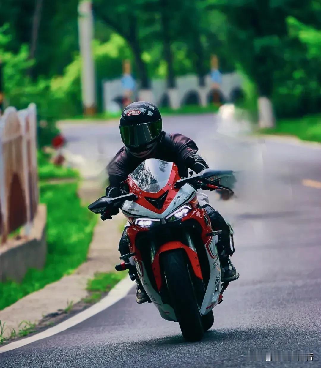 南京市区的禁摩措施算是比较严厉的。首先即使是悬挂苏A牌照的郊区注册摩托车也不能在