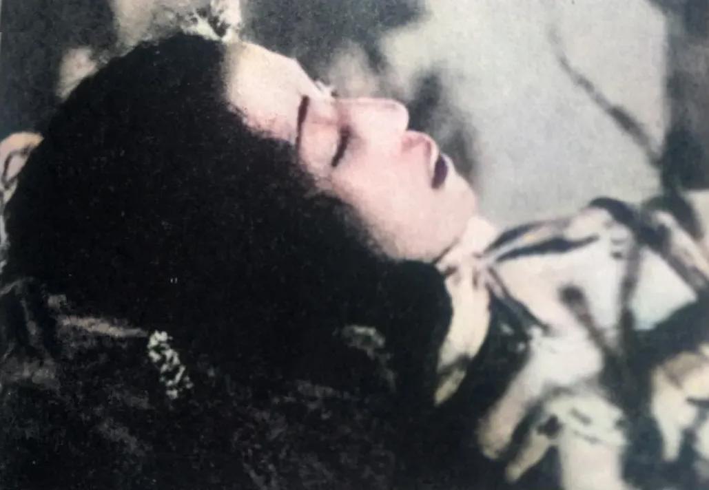 1935年3月8日的深夜到凌晨，上海滩家喻户晓的女演员阮玲玉，在家中吞食安眠药结