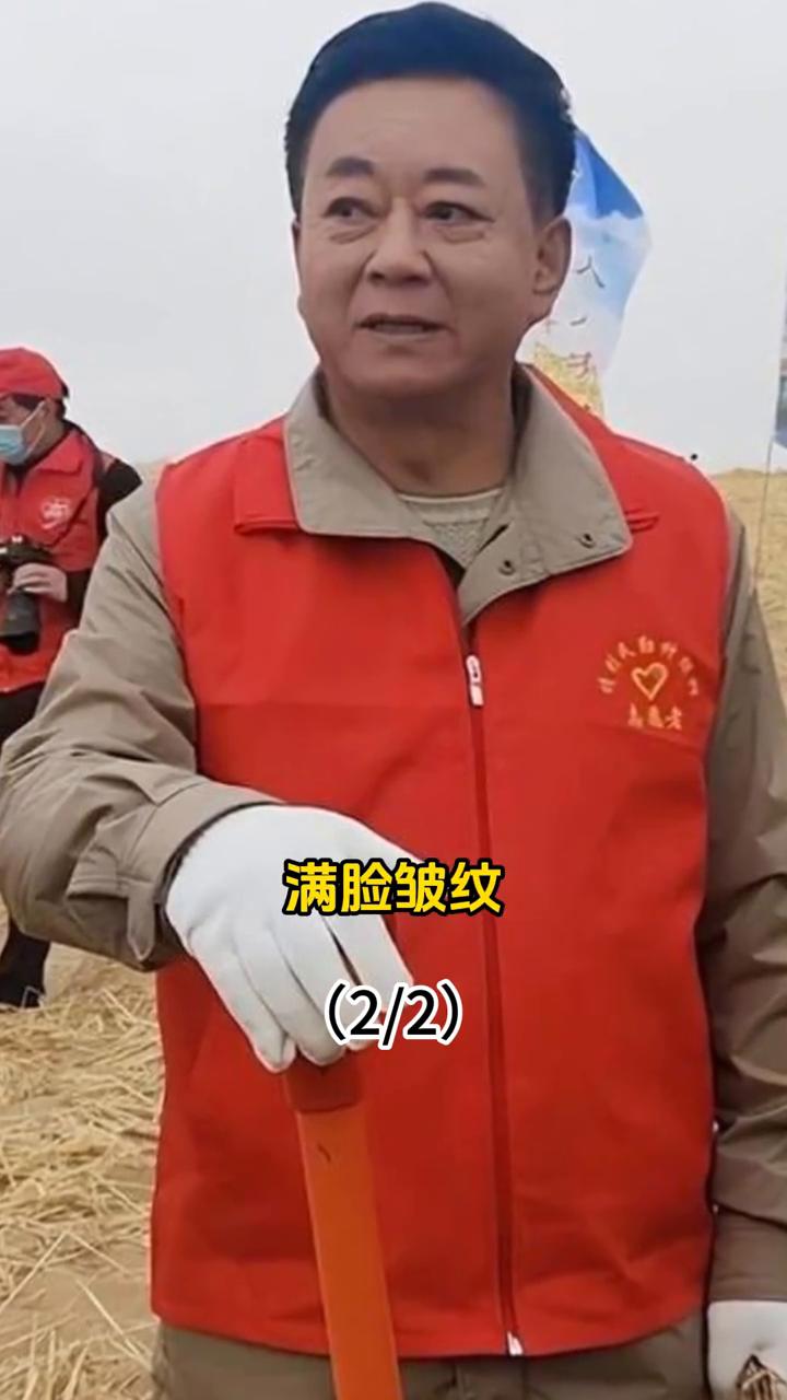 谁能想到曾经的央视一哥朱军如今竟回到甘肃种地，满脸皱纹，皮肤黝黑，干活麻利，但眼