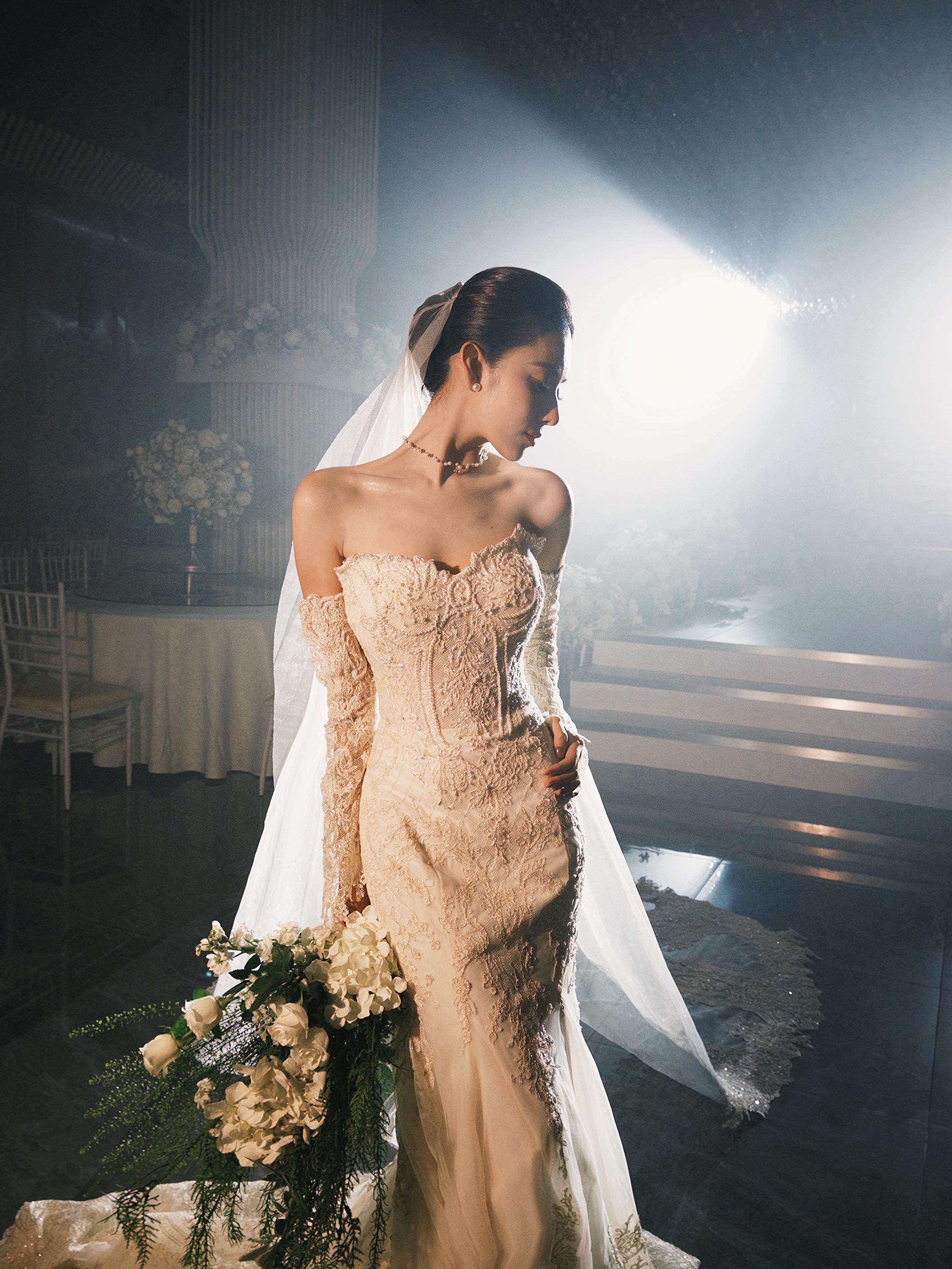 你看 我就说我穿婚纱很漂亮的吧