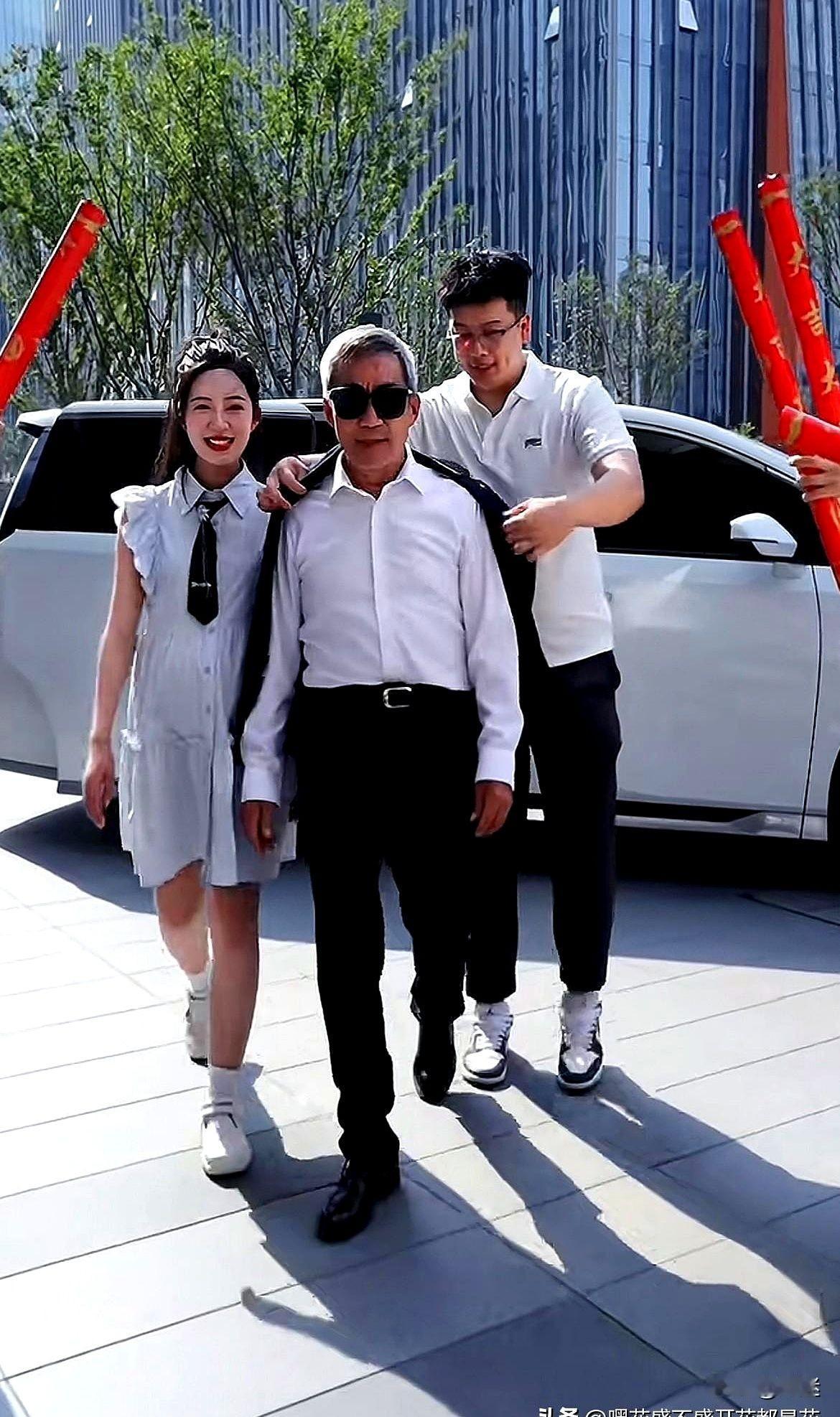 网红麦小登麦世传媒乔迁，网友评论一针见血！

麦小登携父亲现身麦世传媒乔迁庆典，