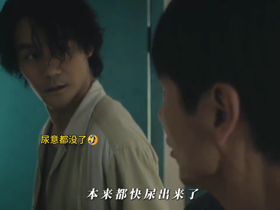 王凯上厕所都在汇报 王凯新角色好臭屁马憩人设又添笑点。工作汇报不分地点，一本正经