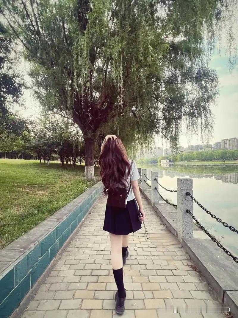 [彩虹]／／Jade Scent of Writing
别频频回头
看身后的路
