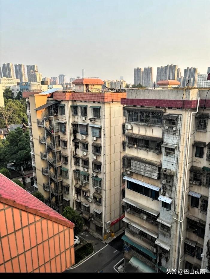 真不是我不想买房，是现在的房价，普通打工人实在扛不住。
降首付、降利率都没用，关