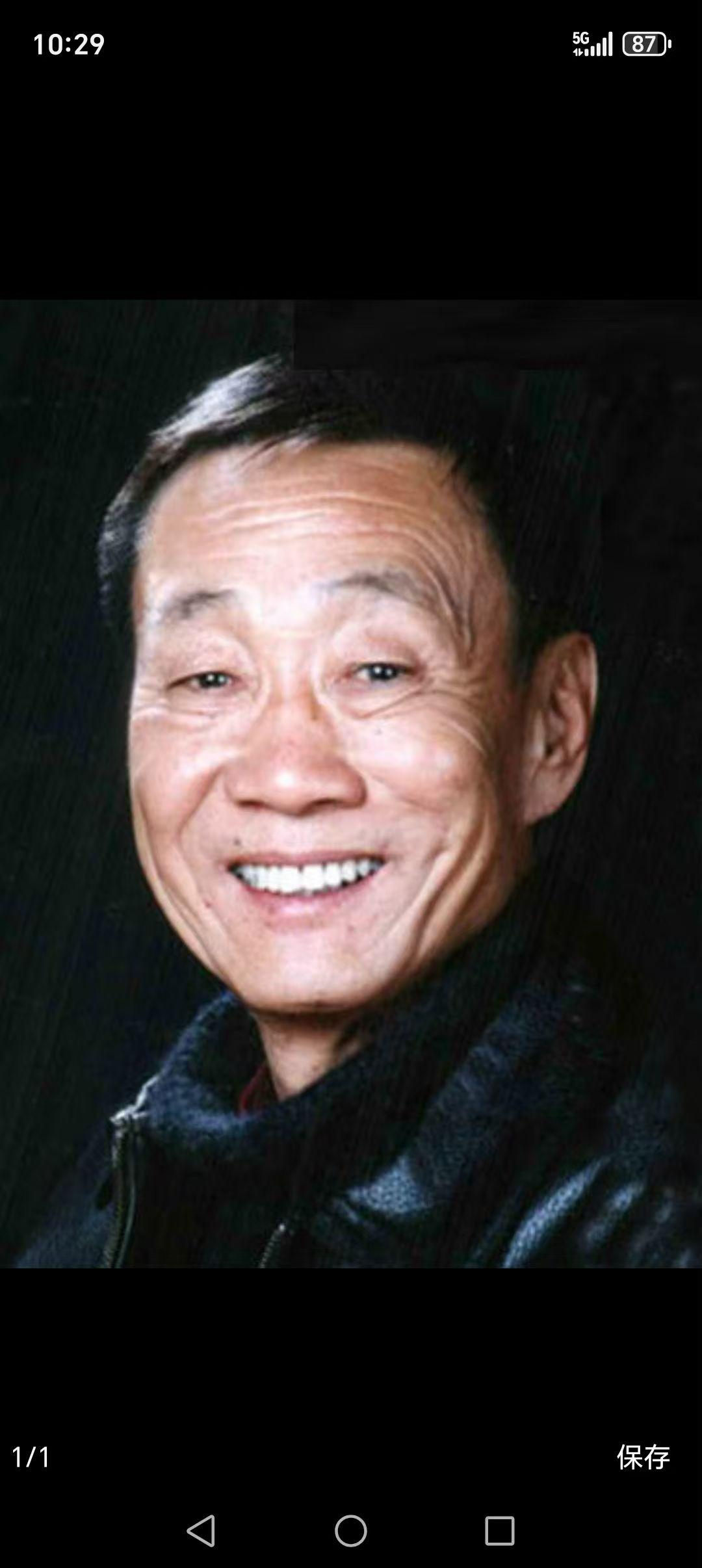 国家一级演员，表演艺术家弋治均(图)因病于2026年10月26日在北京去世，享年