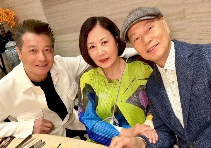 石修与汪明荃夫妇聚会，汪阿姐轻搭罗家英的手，细节满是恩爱！
6月15日，石修在个