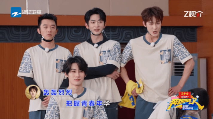 李昀锐撅嘴唱歌奔跑吧全员合唱经典曲目，李昀锐撅嘴投入演唱，神情又乖又好笑，独特小