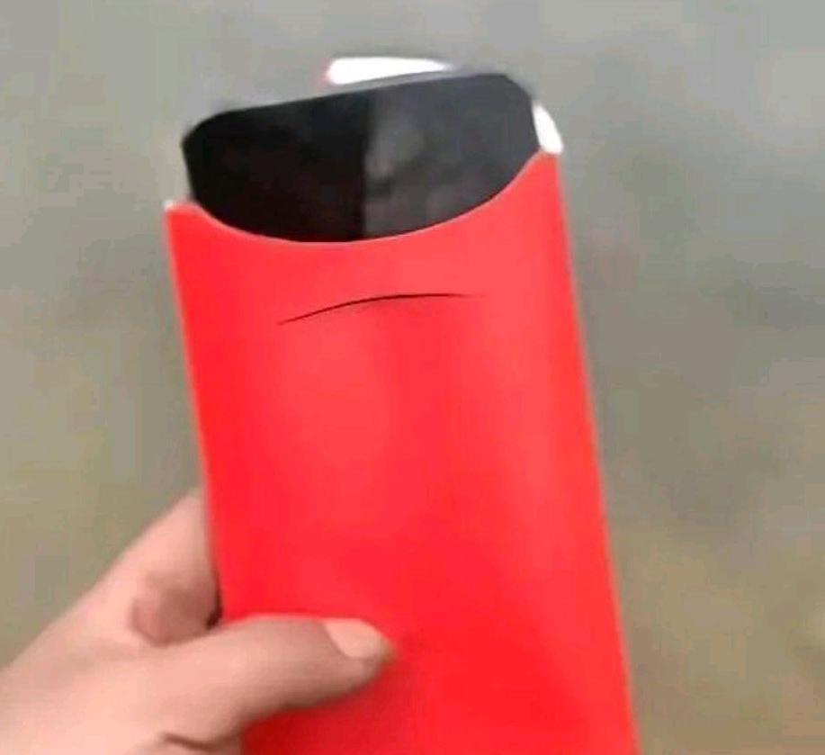 最近一位大爷在卫生间捡到台手机，他本想着等失主打电话来，约个地方还回去。结果对方