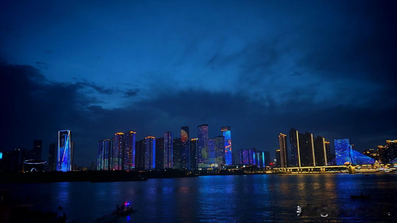 中小企业的战略逻辑可概括为：聚焦核心能力→匹配行业特性→动态弥补差距→构建增强回