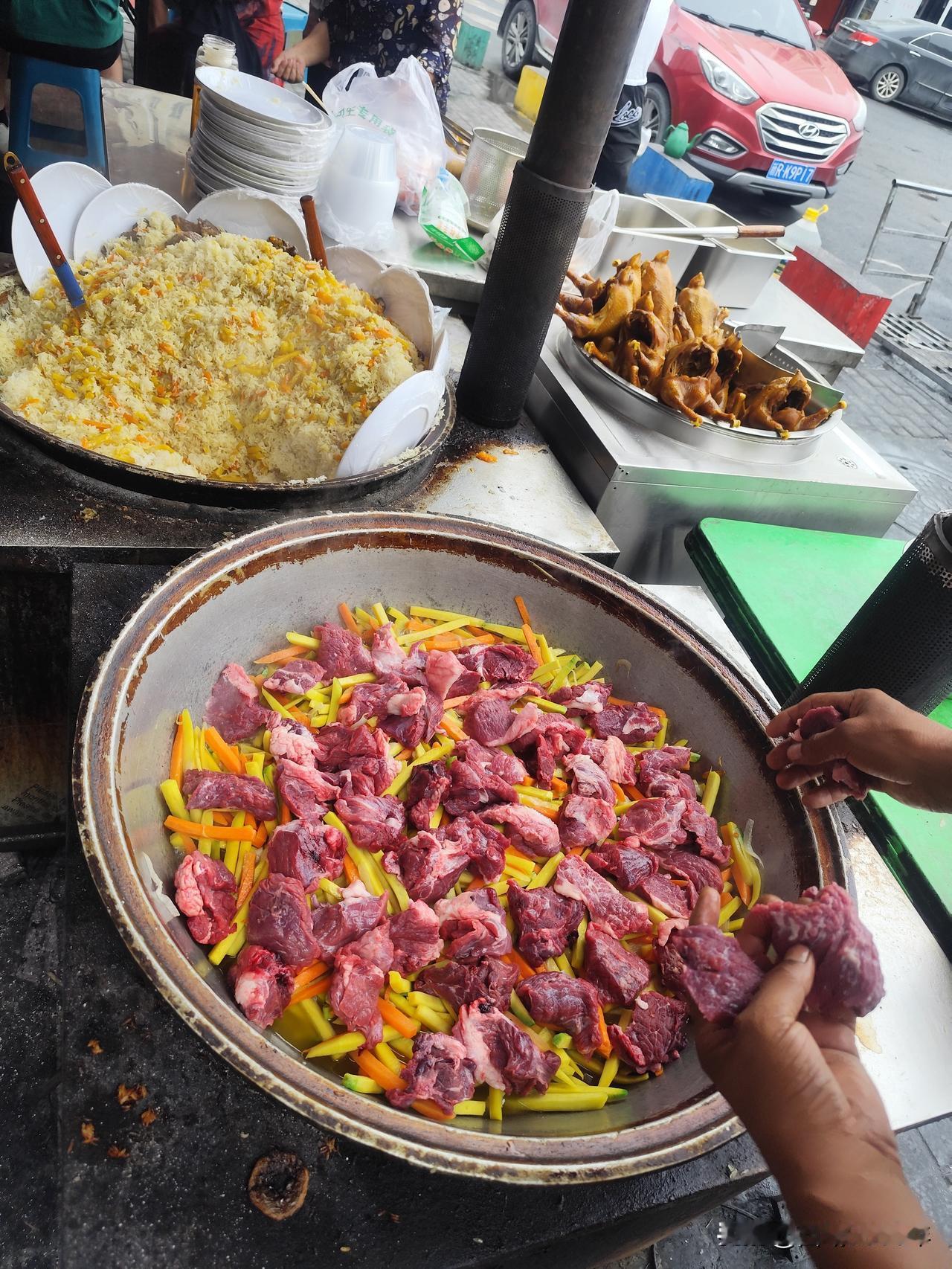 11元的牛肉抓饭，一天卖五六锅，每锅101块肉，加上素抓饭差不多可以卖120份左
