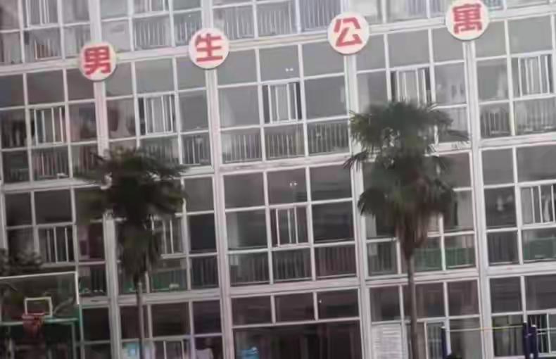 郑州一学校太离谱太离谱！每天早6点半到7点，老师拿喇叭喊学生起床，晚上10点熄灯