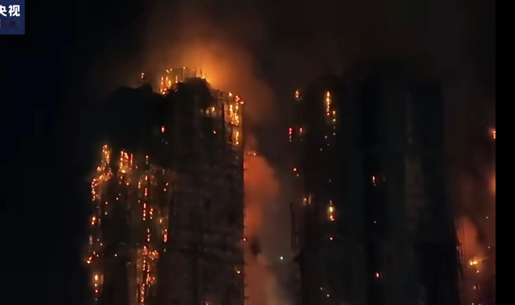 妈呀！！香港火灾以前TVB里放的香港过往的火灾原型也不过就是烧了一栋楼，这次直接