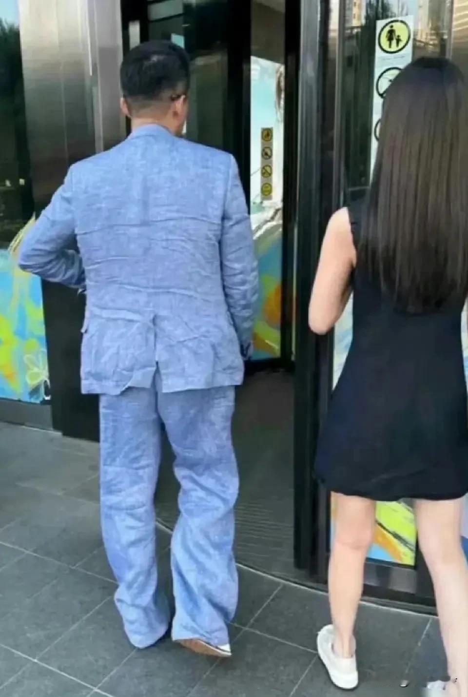 汪小菲穿了件看上去脏兮兮皱巴巴的西装，居然是爱马仕纯亚麻款式，猜猜卤蛋要打多少次