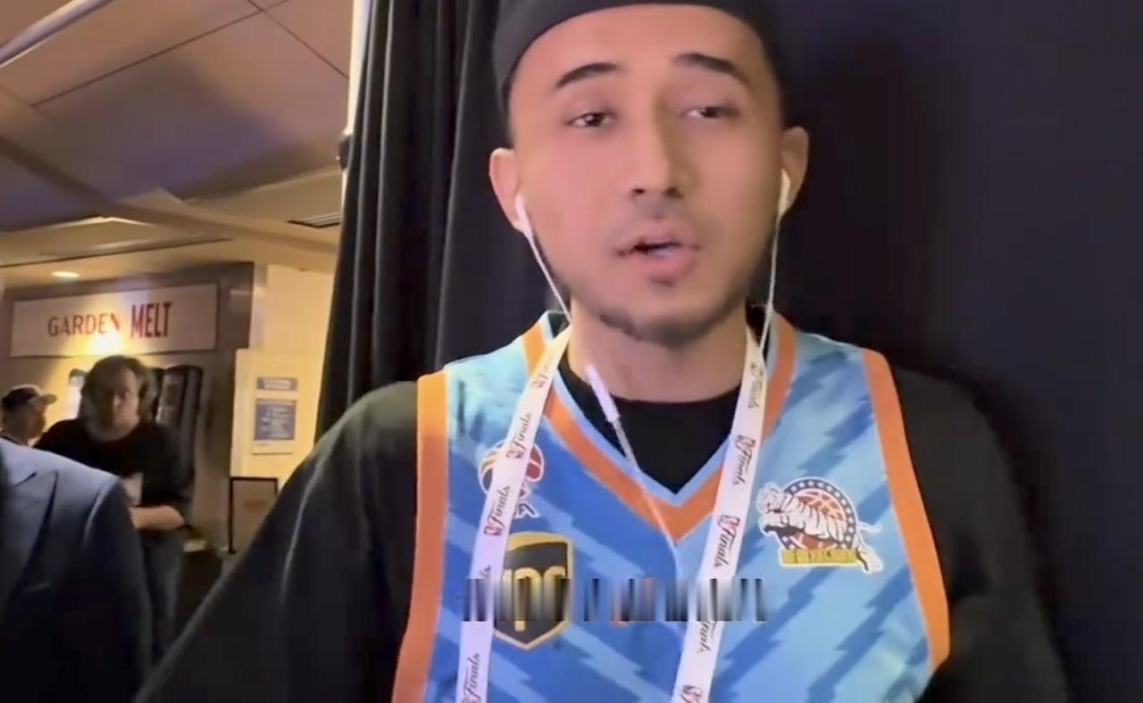 也就是卡米然才敢，也愿意把自己新疆队时的球衣，穿到NBA的尼克斯的总决赛现场了！