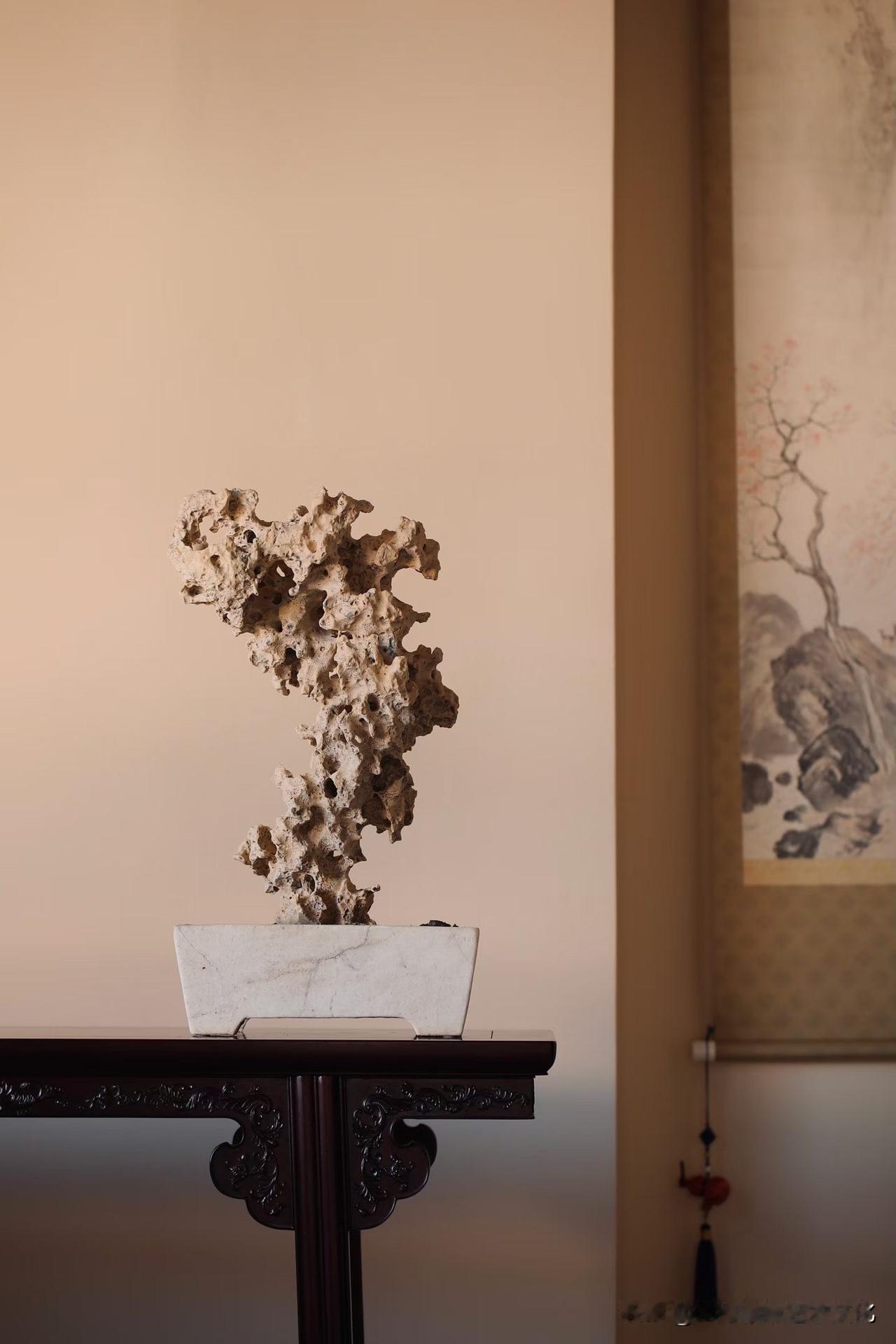 这方赏石，看似无序，其实自有丘壑。

黄太湖的孔洞纵横，虚实相生，
像风蚀过的山