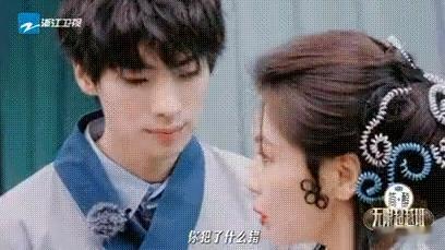 刘涛演白蛇丝滑搭戏12个许仙无限超越班通过细腻的眼神和微妙的情感波动，刘涛与12
