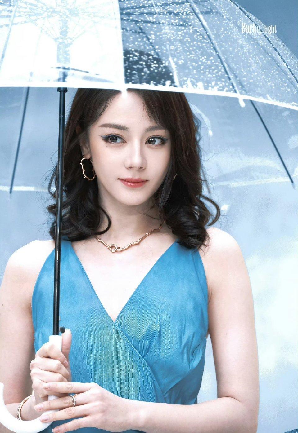 迪丽热巴迪奥南京活动人气王亚飞 迪丽热巴热巴很美啊，广场发的很多光线不好或者调暗