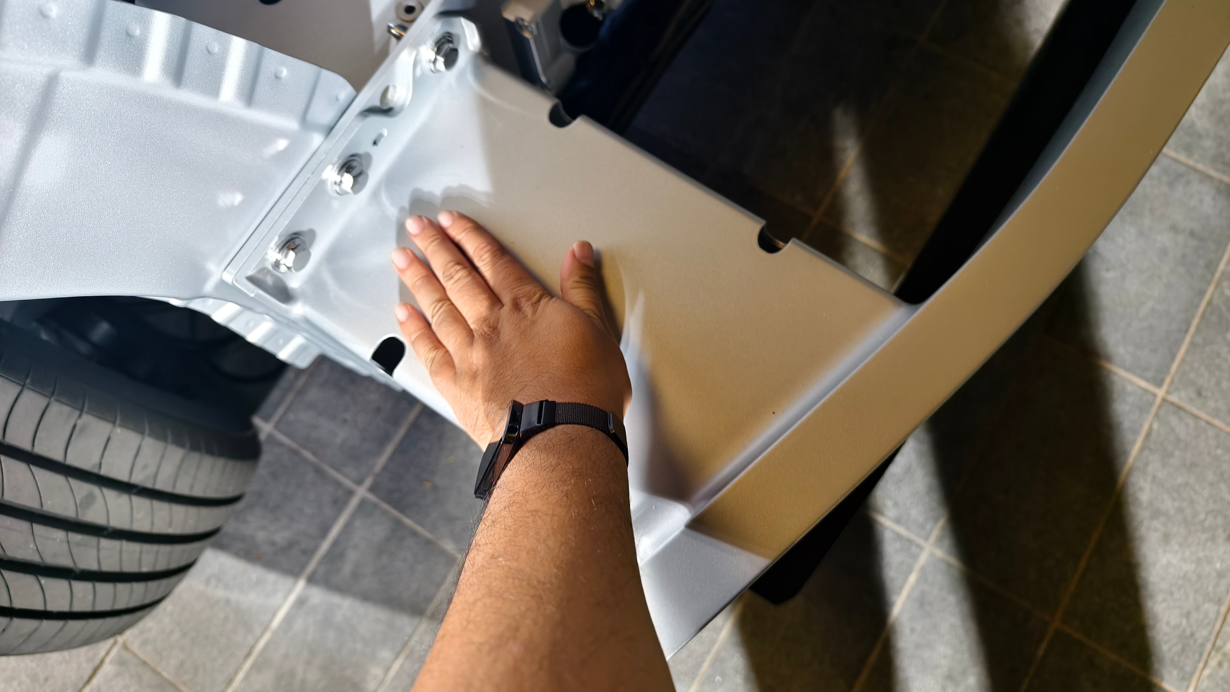 小鹏X9增程版的前梁吸能盒是真的长啊，已经超出了我的一掌了。小鹏X9超级增程保留