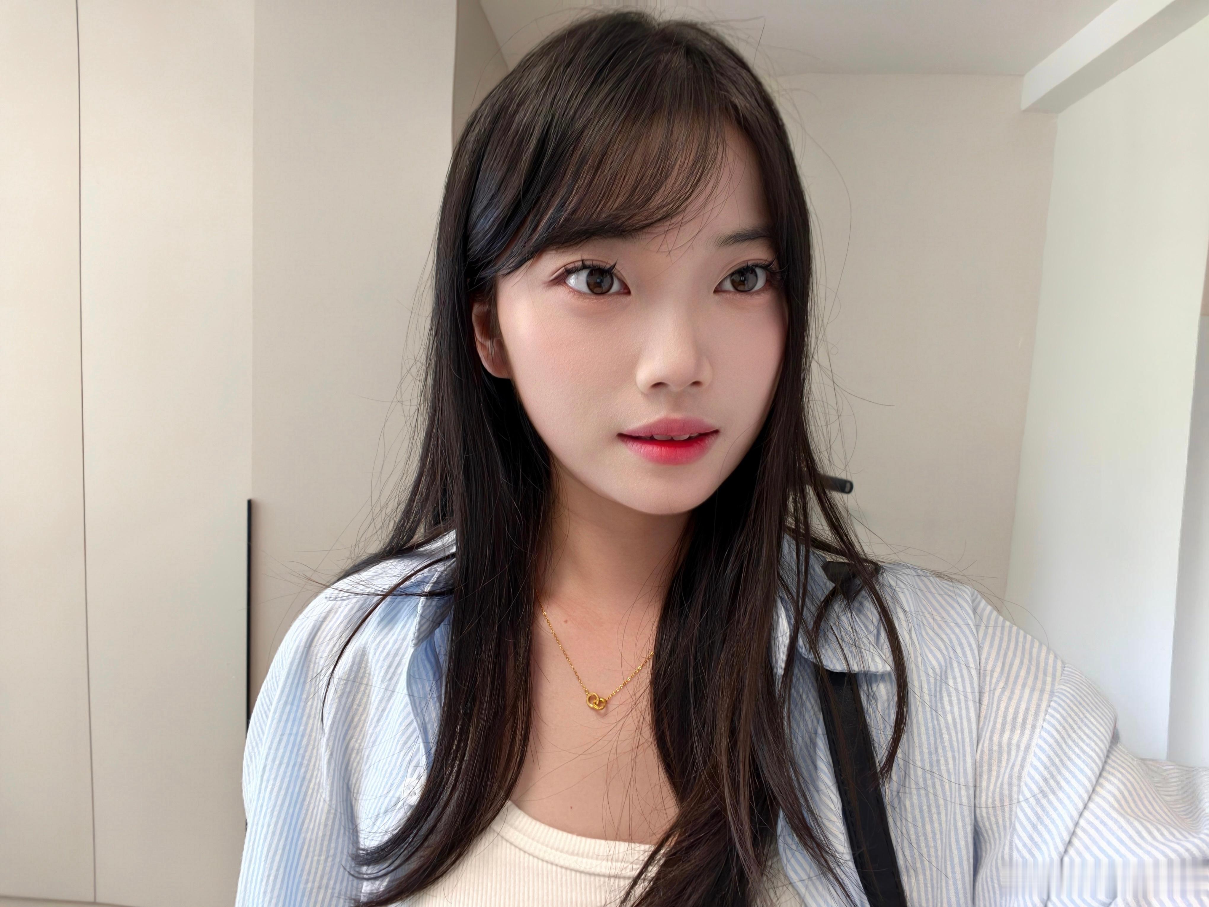小助理积极营业有人发现我剪刘海了么，怎么样这个发型适合我吗？ 