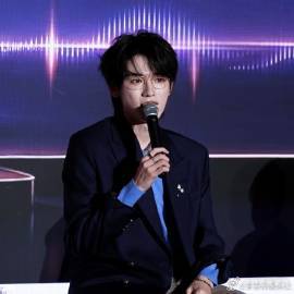 宋亚轩金丝眼镜西装杀国乐无双一身西装加上金丝眼镜的小宋，真是帅到犯规。每次看他，