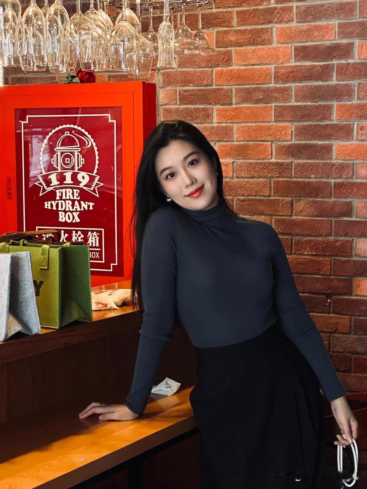 秀丽端庄：气质美女室内摄影写真（135）