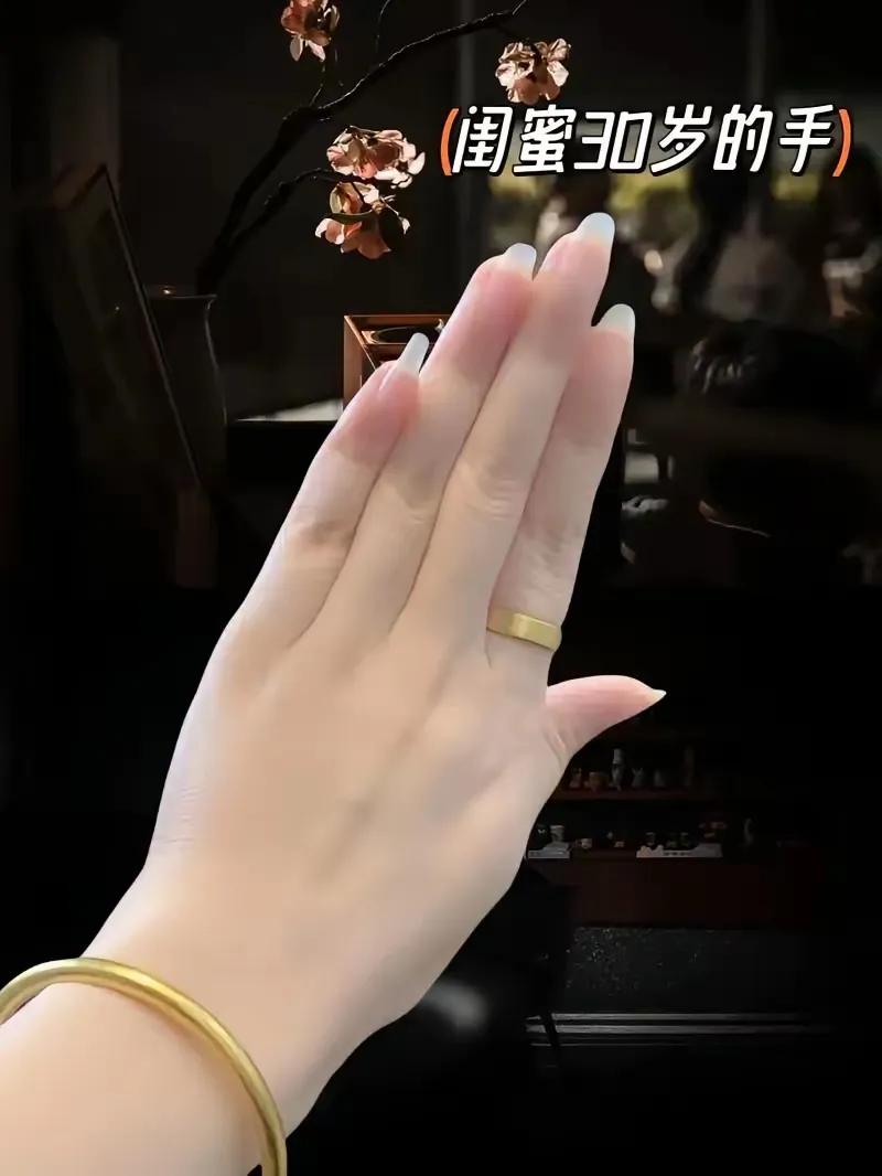 一双手也是岁月的写照，你们看看，六年的时间变化多大呀，手都胖成这样了，你想想身材