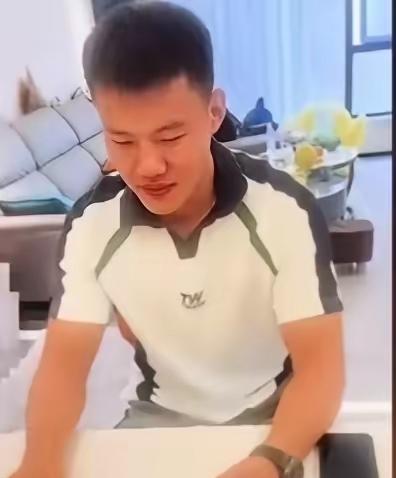 谢丛欣，安徽人，海军陆战队特战队员，2020年入伍，服役6年，7枚奖章加身是公认
