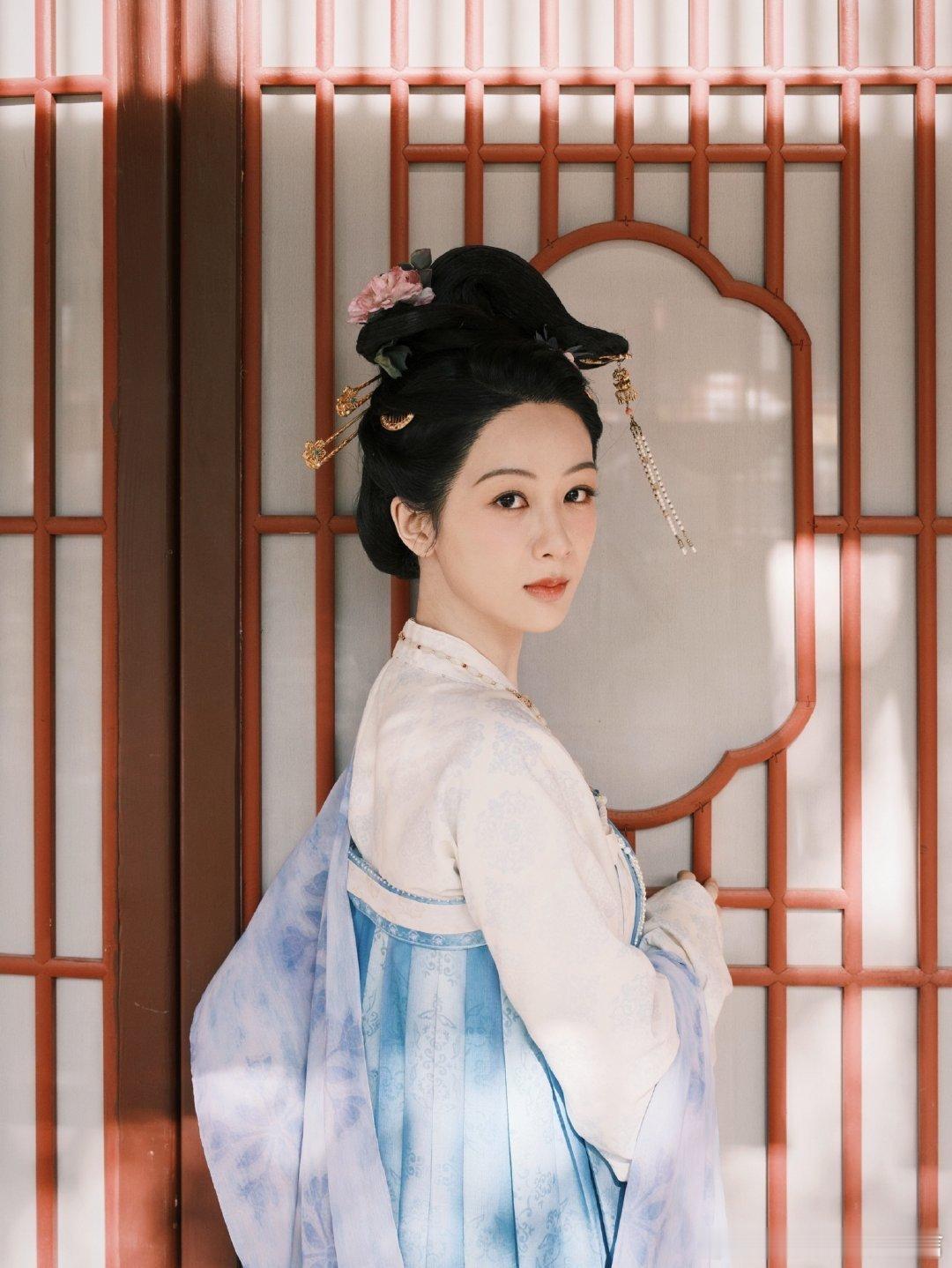李现拍的牡丹独家图三连李现拍的杨紫独家图这是真神图，好会拍杨紫又出神图了 ​​​