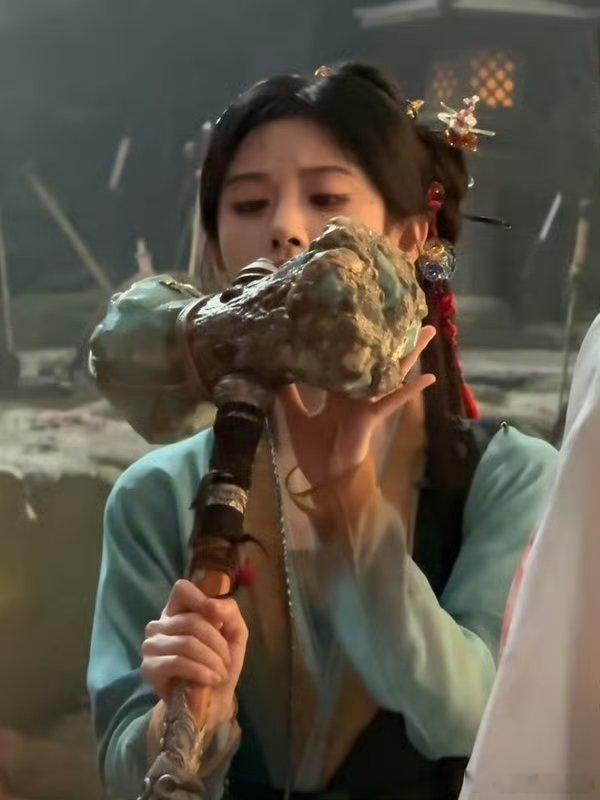 鞠婧祎新剧那个锤子 能变大变小 还有项链模式很有意思的设定诶😋 ​ ​​​