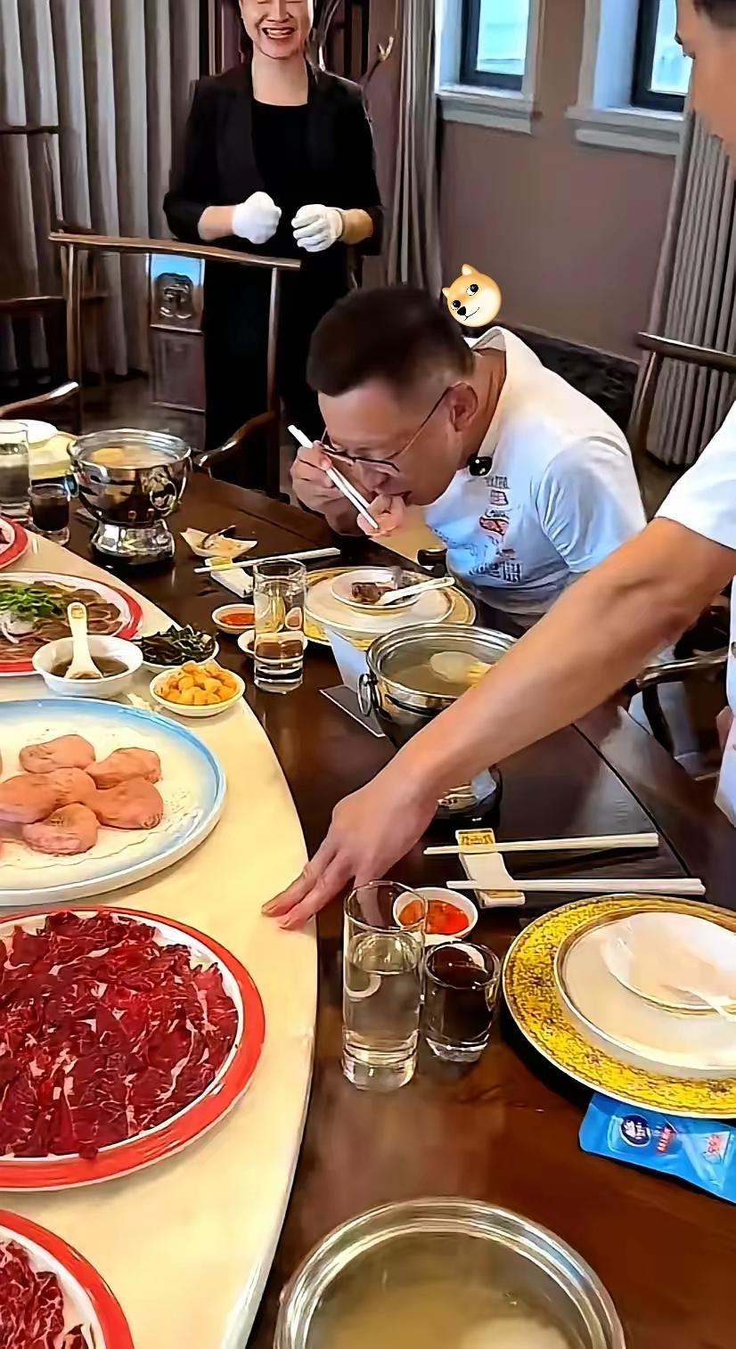 张朝阳那桌菜一晒，网友集体破防[捂脸]
松露蒸蛋、东星斑、小鲍鱼，普通人一个月工