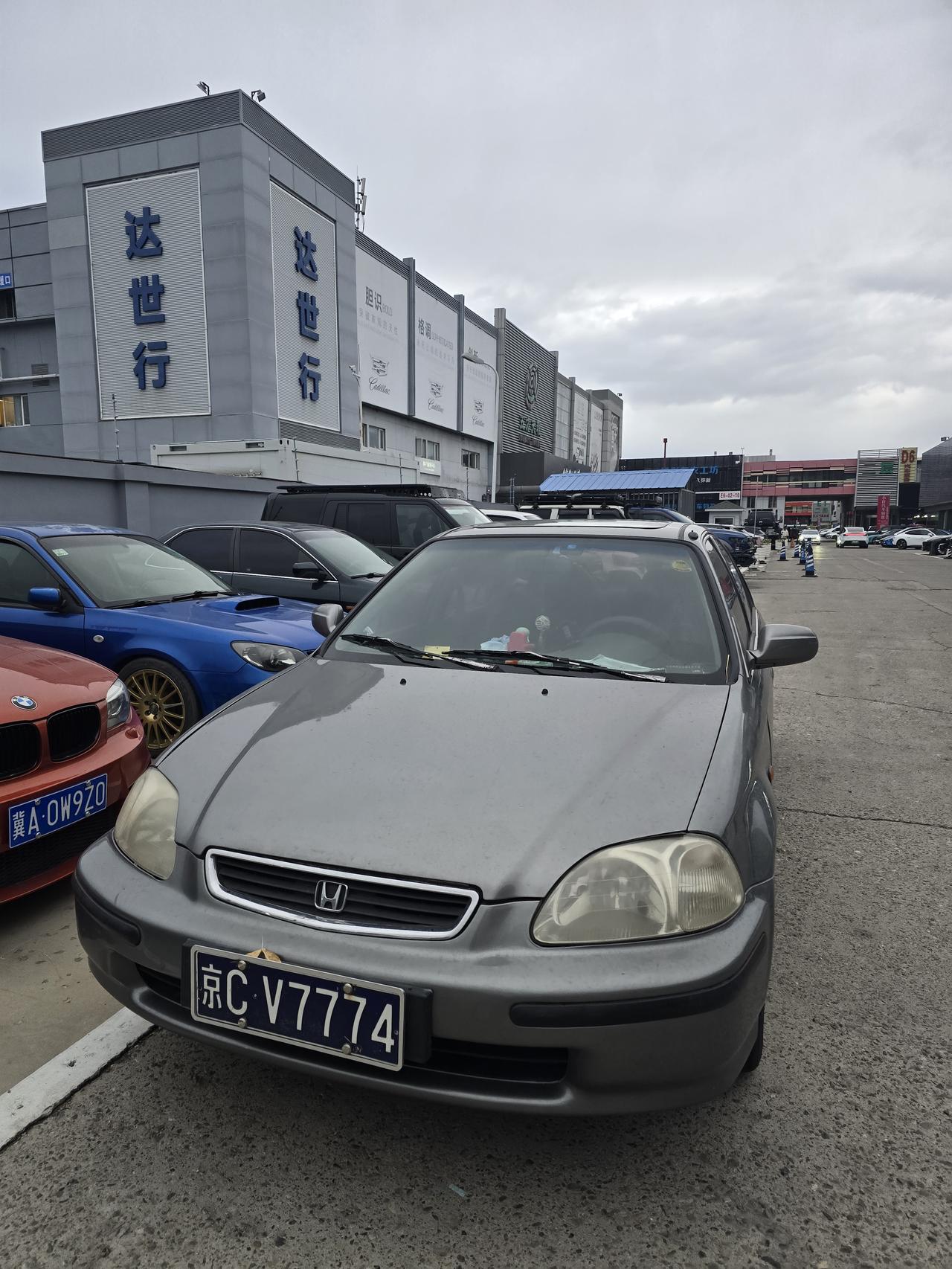 深蓝色的车牌一看就是当年的一手车【来自懂车帝车友圈】